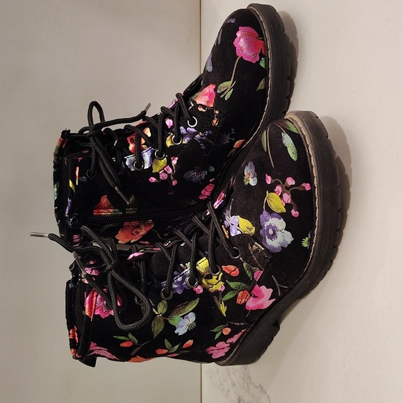 Steve Madden JBetty Black Multicolor Floral Combat Boot Size 3 Girls - Picture 2 of 9